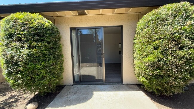 Building Photo - 1551 Highland Dr