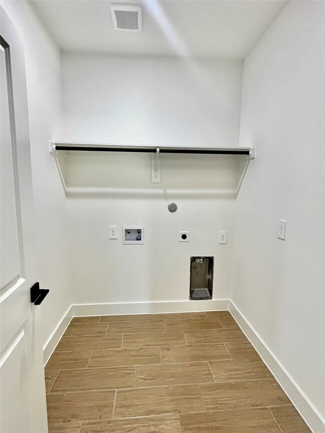 Building Photo - 5710 Delmack St