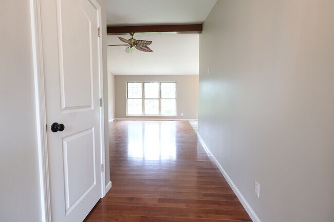 Building Photo - 622 Rustic Valley Dr