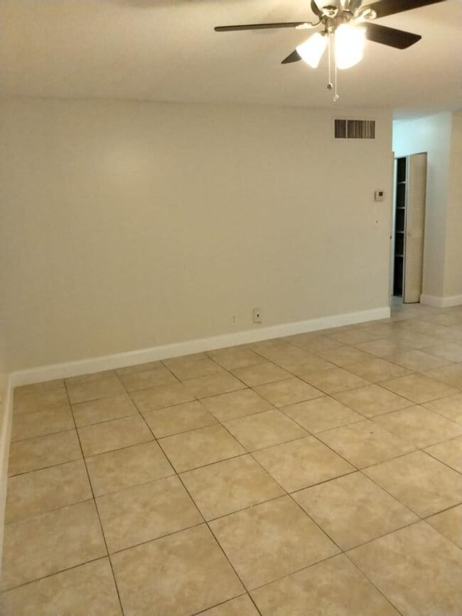 Building Photo - Large 1 Bed 1 Bath in Lauderdale Lakes