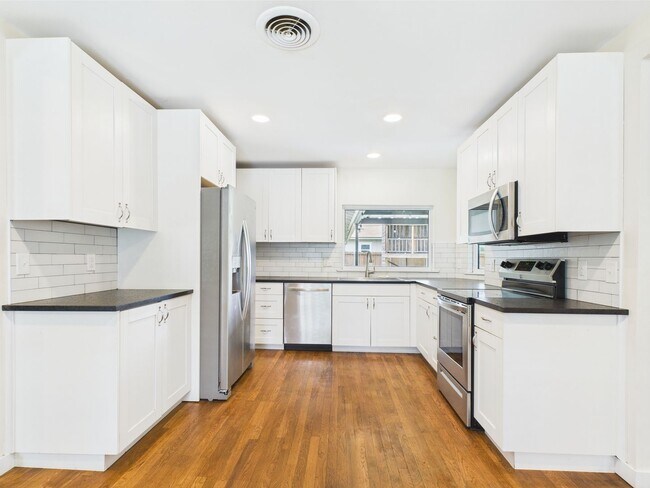 Building Photo - Charming 3-Bedroom Retreat with 2 Full Baths in the Heart of Fredericksburg!
