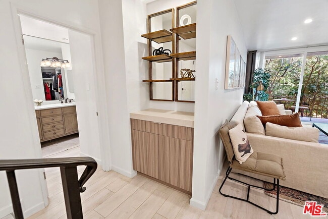 Building Photo - 838 S Barrington Ave