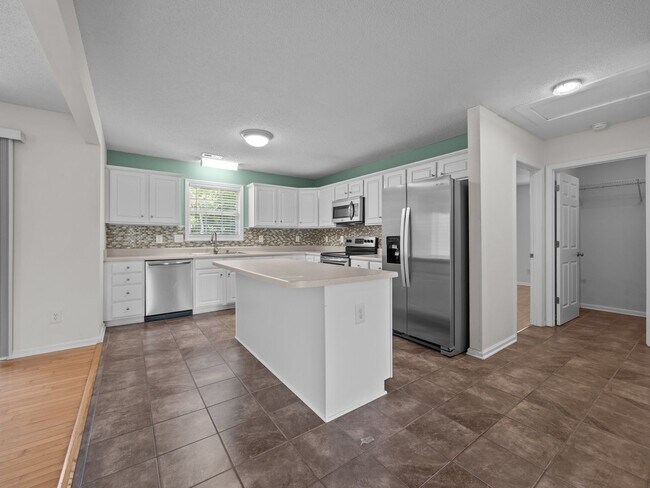Building Photo - 305 Appaloosa Ct