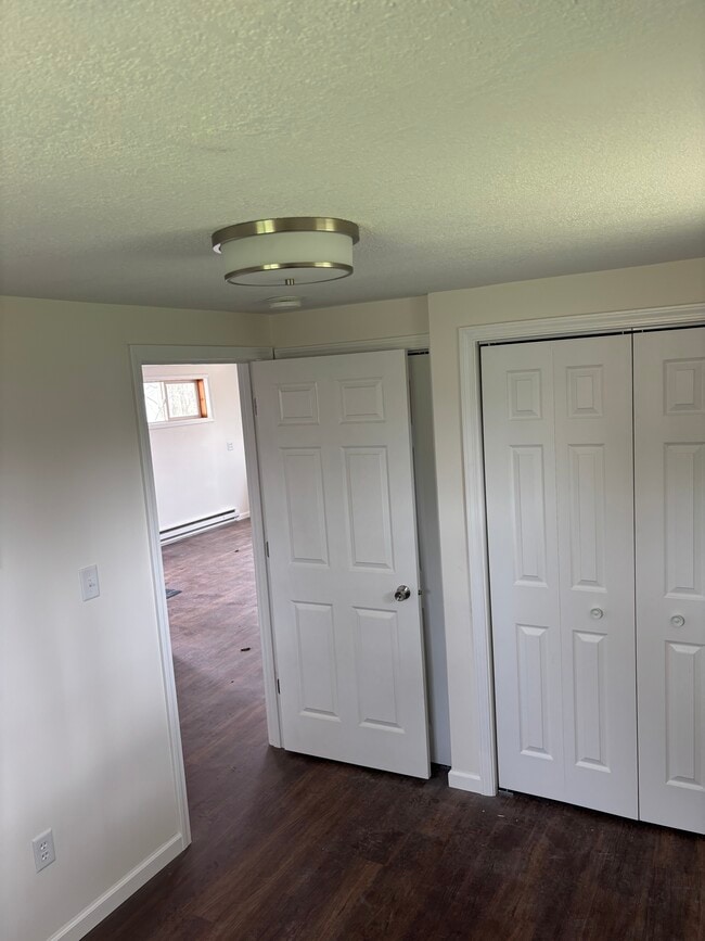 Building Photo - 4253 S Lakeshore Dr