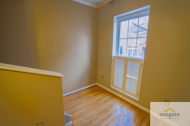 Building Photo - 615 S Glover St