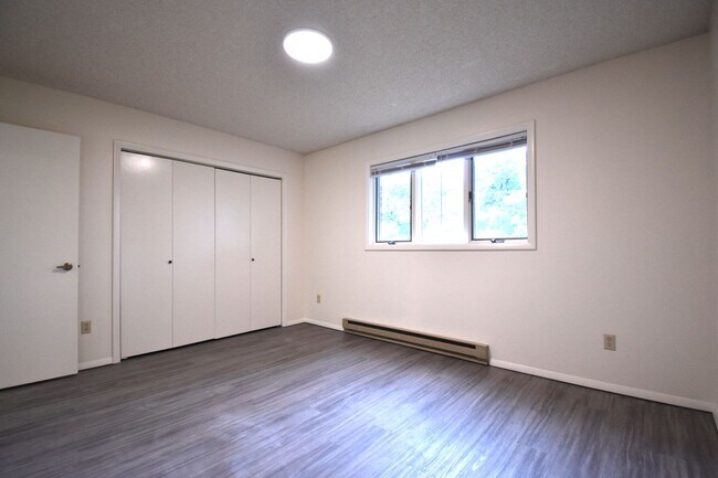 Building Photo - 2BR/1Ba, close to 7th Street, food truck court and shopping