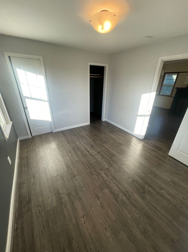 Building Photo - **MOVE IN SPECIAL!** Large 2 Bedroom with Bonus Space!