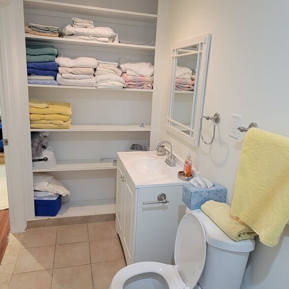 Bathroom/Linens - 8412 Bells Mill Rd