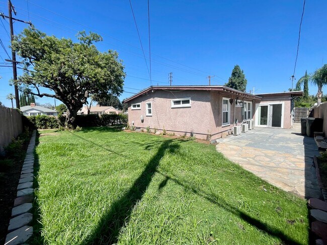 Building Photo - Beautiful Remodeled 4 Bedroom 2 Bathroom H...