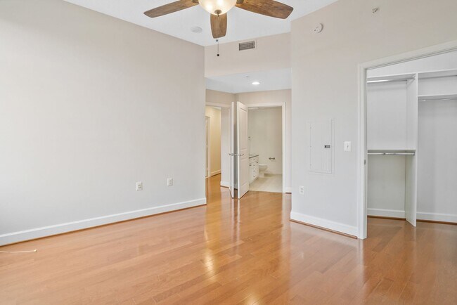 Building Photo - This luxury 2 bedroom condo has phenomenal amenities and is walking distance to the new Potomac Y...