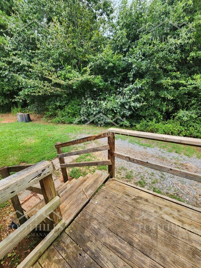 Building Photo - Country Comfort on Half an Acre – 3BR/2BA ...