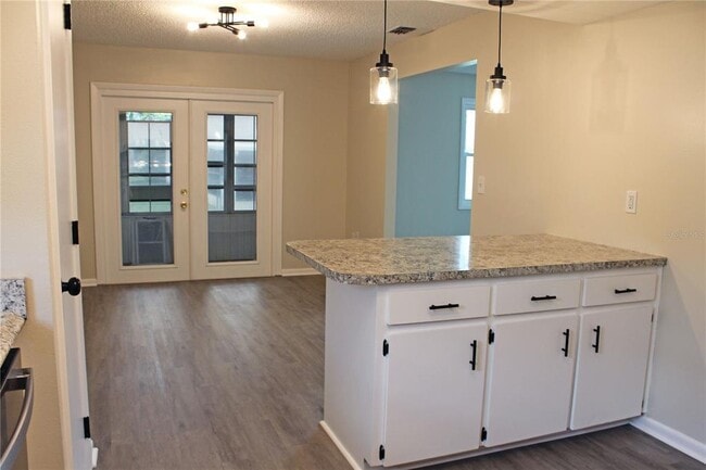 Building Photo - 608 Lark Dr