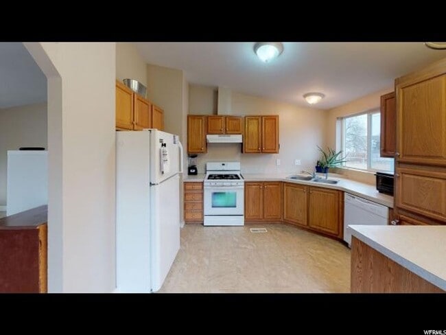 Building Photo - Beautiful Home Close to Everything