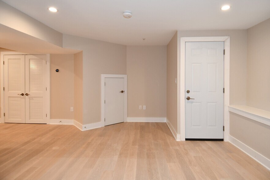 Building Photo - 901 Lawrence St NE