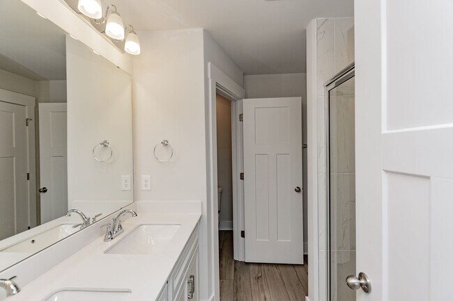 Building Photo - Monte Vista Townhomes