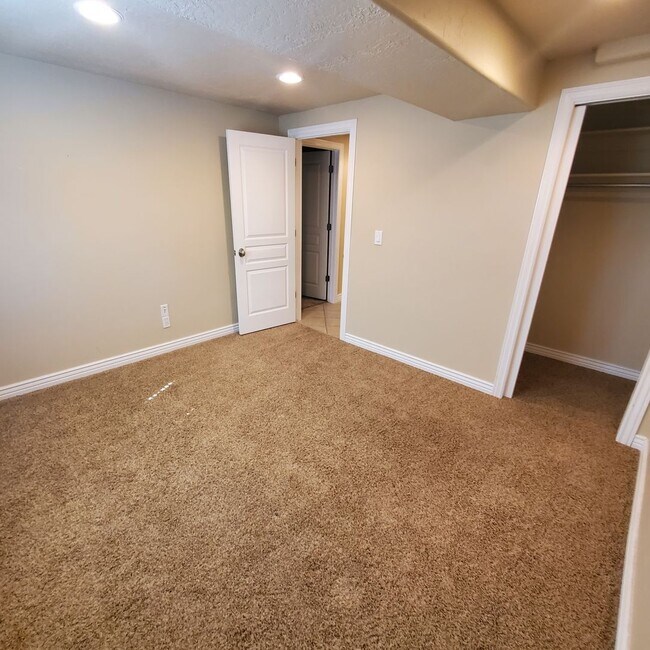 Building Photo - Incredible Lehi Townhouse