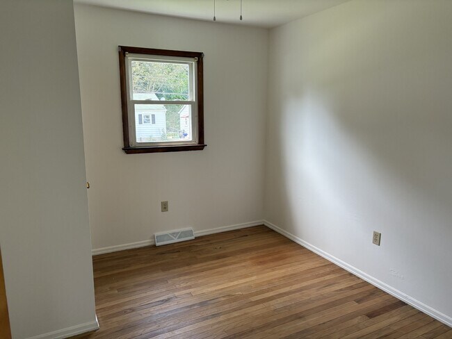Building Photo - 3913 Stanley Ave