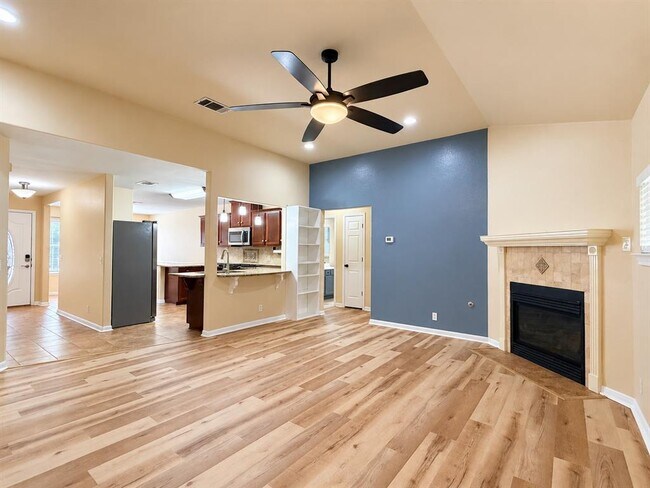 Building Photo - 807 Hilltop Dr