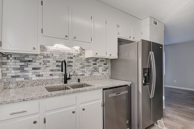 Building Photo - Newly Remodeled 1 Bedroom Condo in Prime Location! No Pets