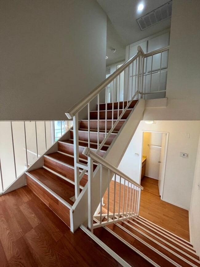 Building Photo - Northridge 3+2.5 in gated community w/pool...