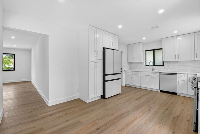 Building Photo - 143 SE 27th Way