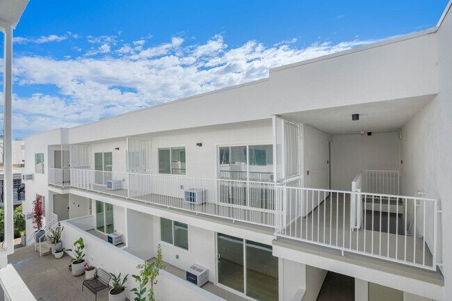 Building Photo - 1422 Tamarind Ave