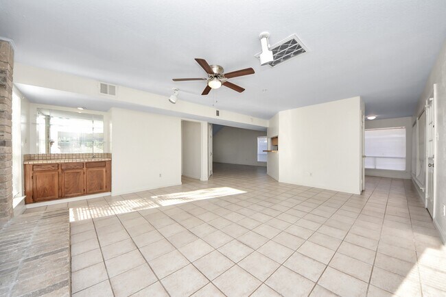 Building Photo - 15614 Barbarossa Dr