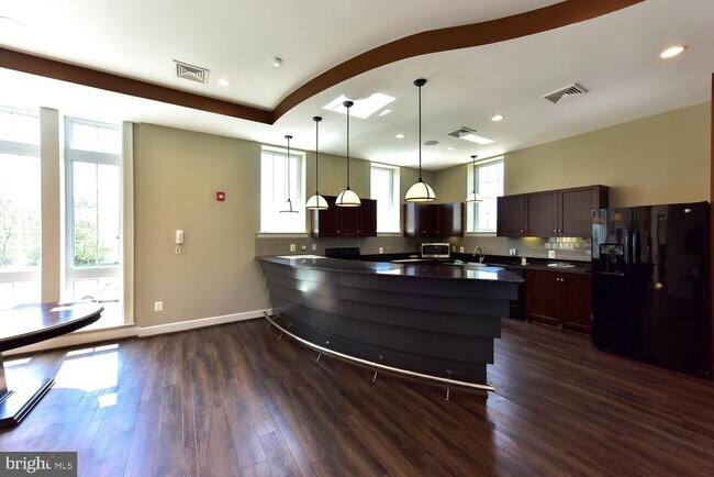 Building Photo - 4113 S Four Mile Run Dr