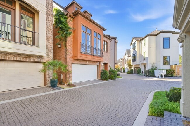 Building Photo - 9295 Buffalo Speedway