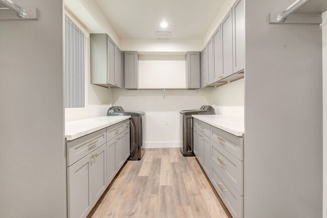 Building Photo - 4 Bed / 4 1/2 Bath Townhome in Sawtelle