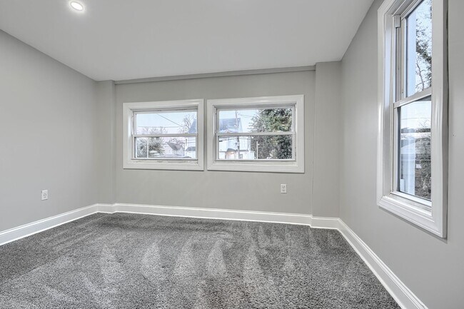 Building Photo - 4012 Fernhill Ave