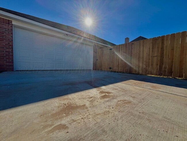 Building Photo - 3002 Knoll Dr