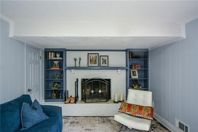 Building Photo - 643 Navarre Dr