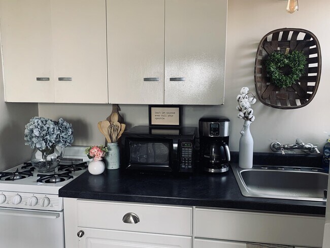 Building Photo - 114 N Spring St