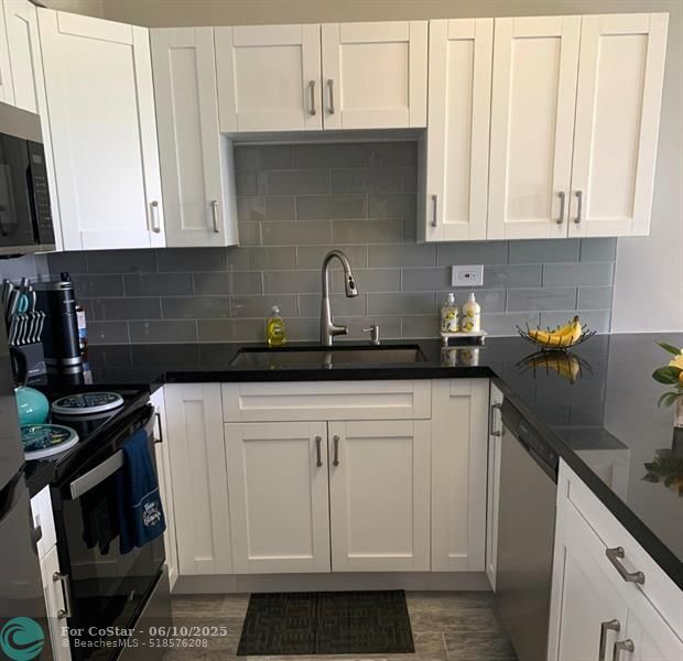 Building Photo - 300 Duck Key Dr