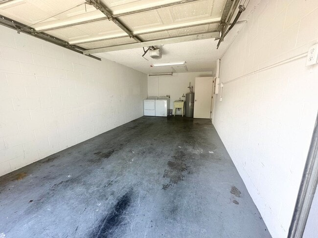 Building Photo - Charming 2-Bedroom Townhome with Bonus Roo...
