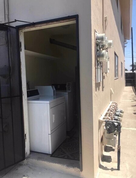 Laundry room in rear - 4068 Oakcrest Dr