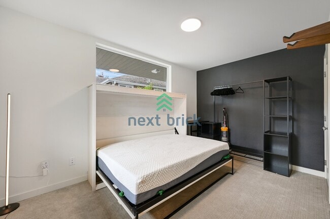 Building Photo - Beautiful 2 Bed 2.5 Bath Townhome for Rent