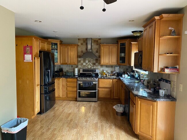 Building Photo - 5905 Lake Pointe Dr