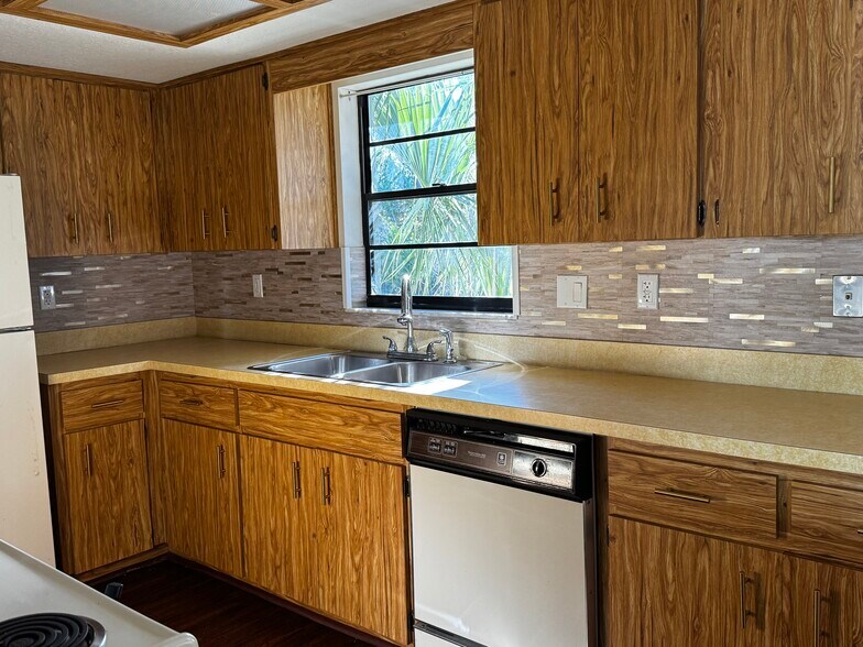 Building Photo - 1065 Altoona Ave