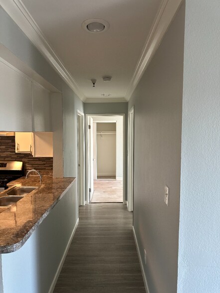 Building Photo - 5811 Tujunga Ave