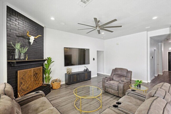 Building Photo - 521 E Robin Ct