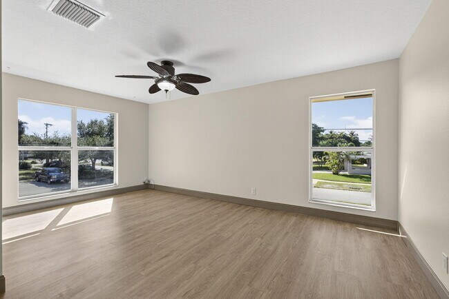 Building Photo - 727 Hummingbird Way