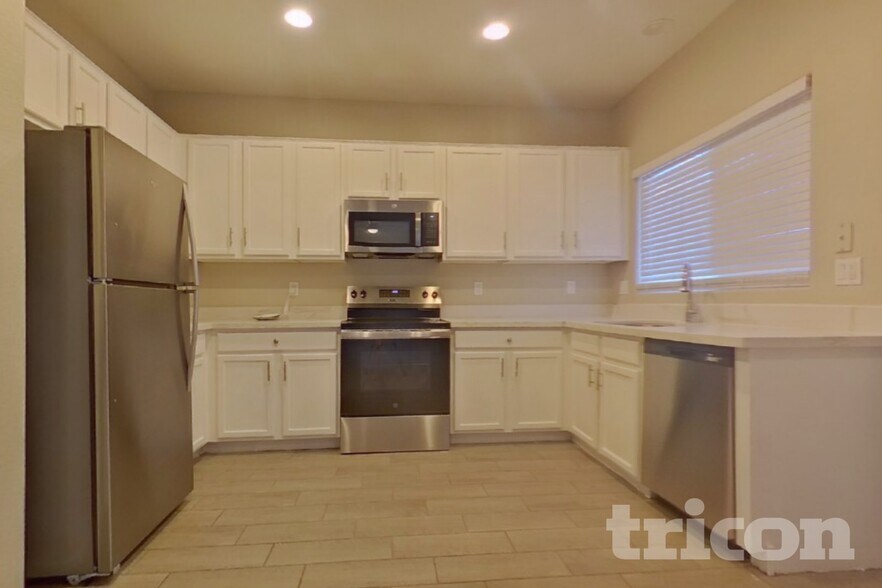 Building Photo - 14 N 126th Ave