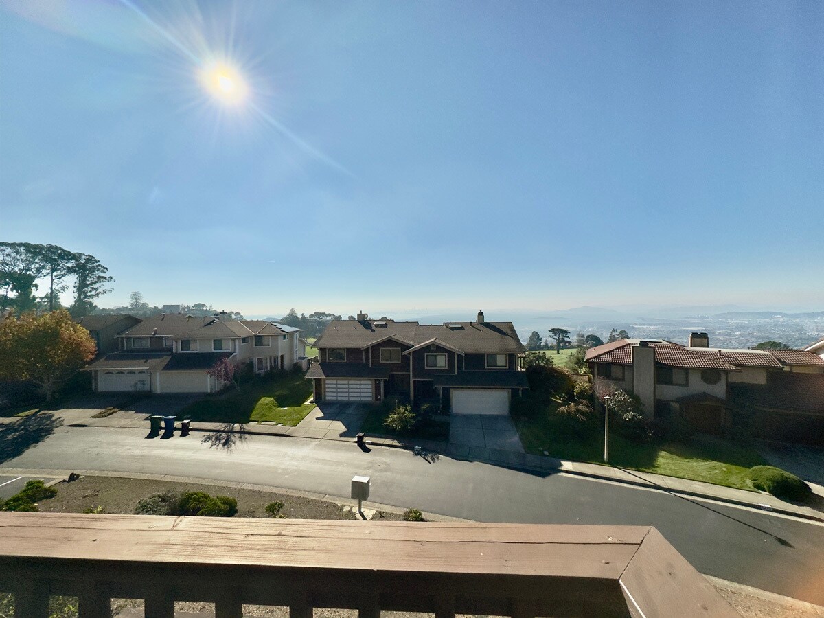 Building Photo - 2221 Pinehurst Way