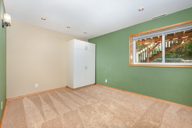 Building Photo - 5 Bed 3 Bath home In Bellevue Available Now