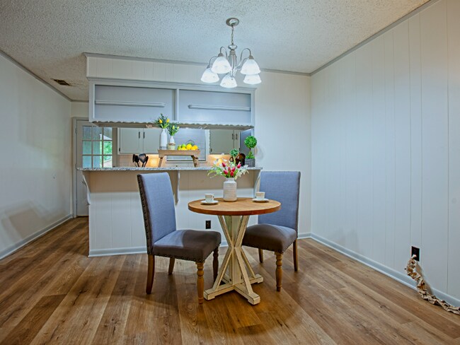 Building Photo - 2202 Aberdeen Dr