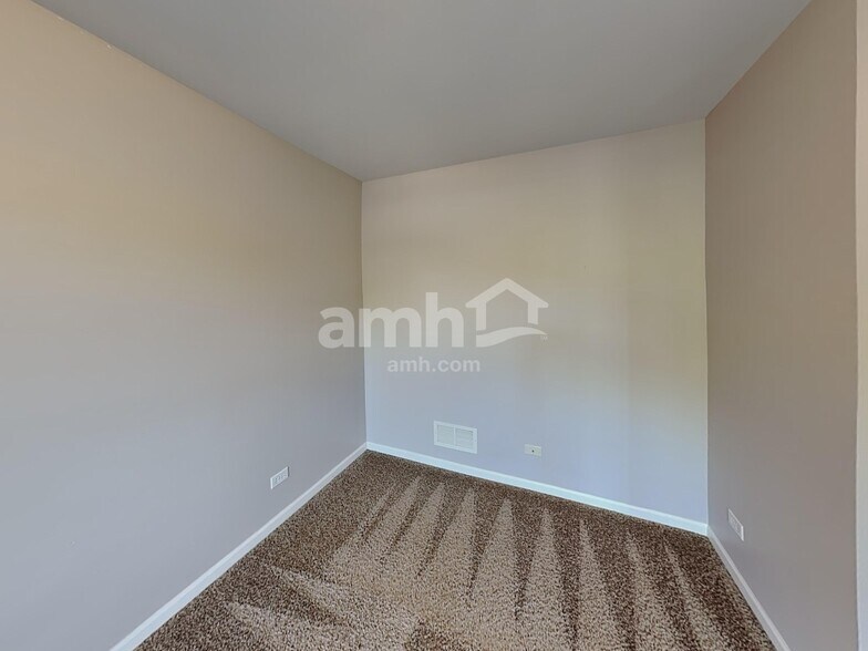 Building Photo - 2422 Claremont Ln