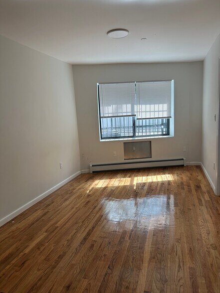 Building Photo - 103 E 218th St