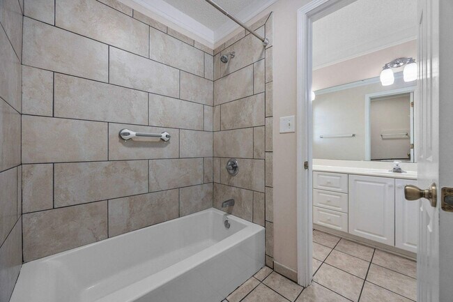 Building Photo - 113A S Yaupon Dr